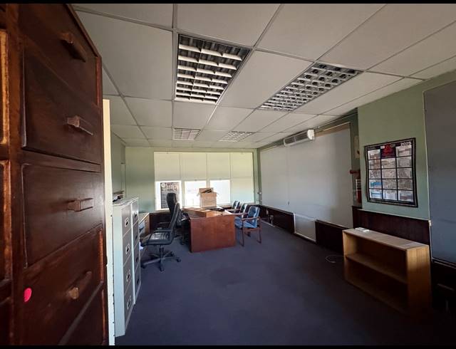 475M² SHOWROOM TO LET IN PAARDEN EILAND